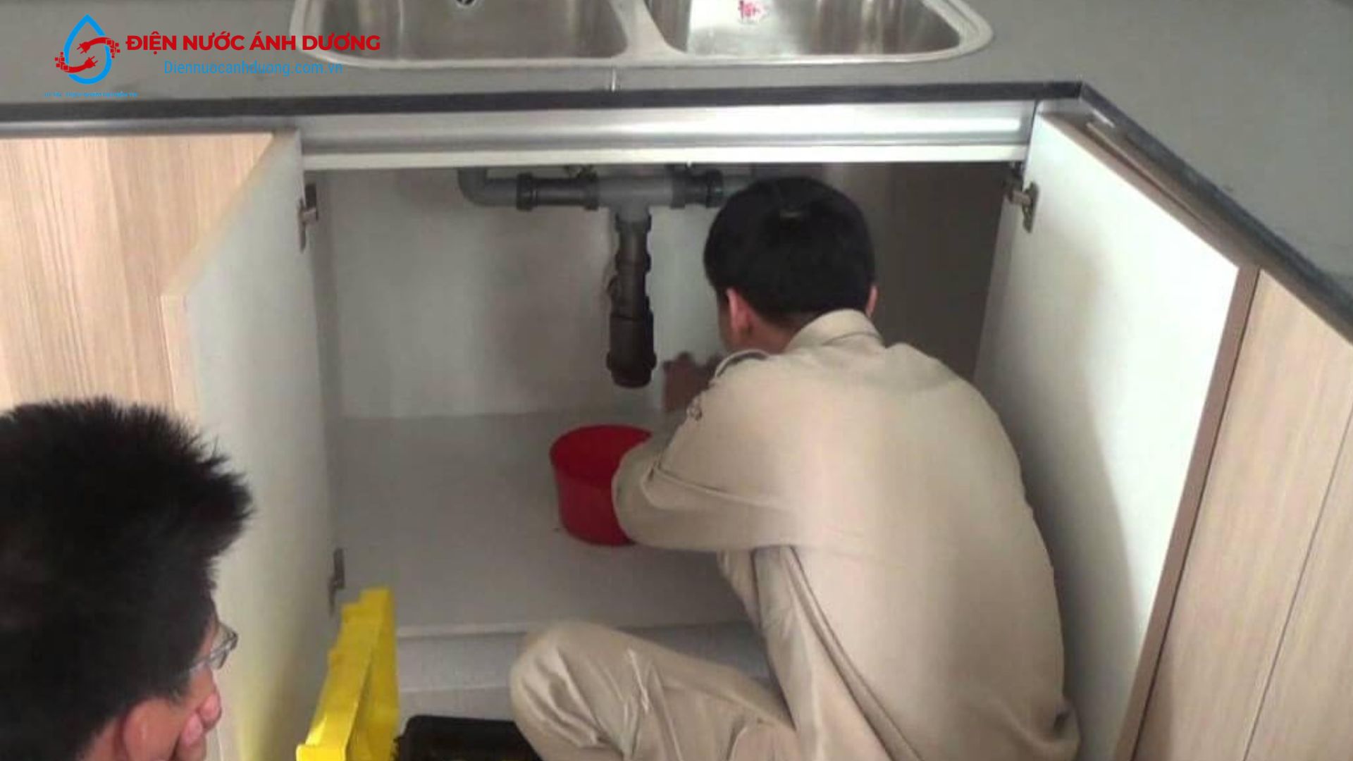 Chậu rửa bát bị rò rỉ nước