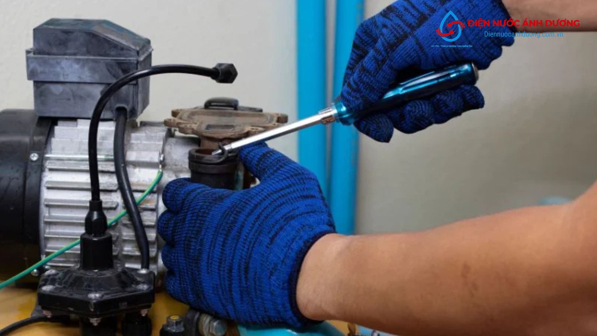 Thợ sửa máy bơm kiểm tra, xác định nguyên nhân, vị trí hư hỏng